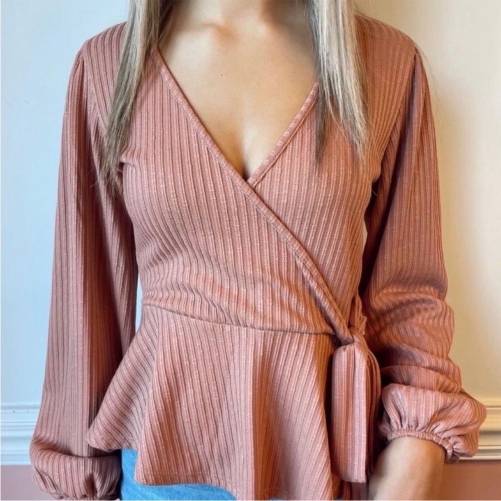 🌷New USA MADE Ribbed Surplice neckline Spring Women's Beautiful Blouse Top🌷 - Picture 4 of 4